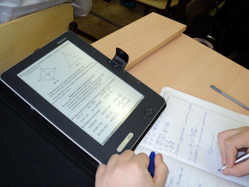 Опорные школы области обеспечат комплектами электронных учебников